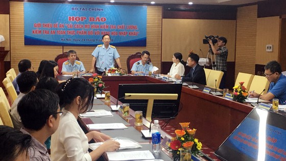 Hải quan đề nghị 'kiêm' luôn kiểm tra an toàn thực phẩm ảnh 1