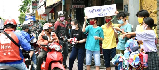 Tình người thành phố mang tên Bác ảnh 2