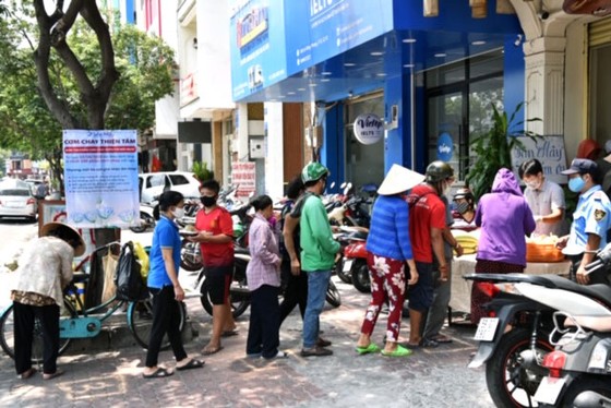 Tình người thành phố mang tên Bác ảnh 7