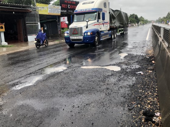 Quốc lộ 1A thảm bê tông nhựa polymer hư hỏng nặng sau sửa chữa chắp vá ảnh 2