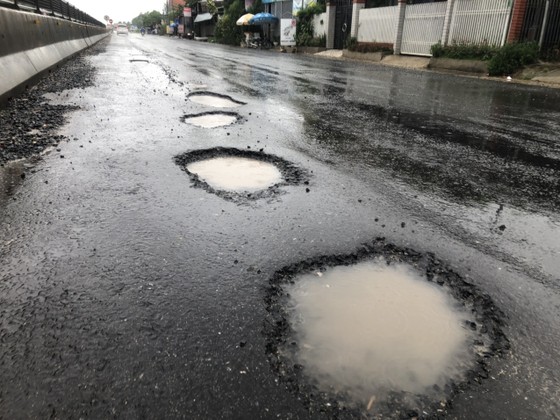 Quốc lộ 1A thảm bê tông nhựa polymer hư hỏng nặng sau sửa chữa chắp vá ảnh 1