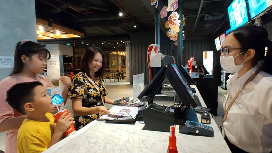 Rạp phim mở cửa trở lại: Vui nhưng cẩn trọng ảnh 1  Rạp phim mở cửa trở lại: Vui nhưng cẩn trọng ảnh 1