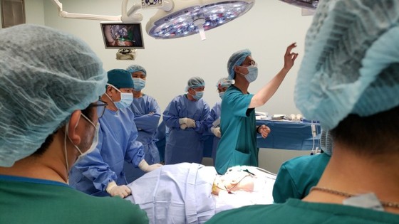 Trúc Nhi - Diệu Nhi được đưa ra khỏi phòng mổ ảnh 6 Trúc Nhi - Diệu Nhi được đưa ra khỏi phòng mổ ảnh 6