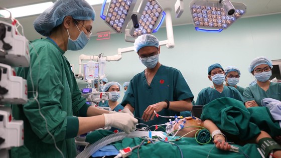 Trúc Nhi - Diệu Nhi được đưa ra khỏi phòng mổ ảnh 15 Trúc Nhi - Diệu Nhi được đưa ra khỏi phòng mổ ảnh 15