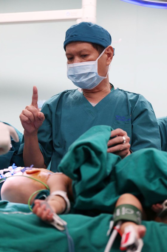 Trúc Nhi - Diệu Nhi được đưa ra khỏi phòng mổ ảnh 18 Trúc Nhi - Diệu Nhi được đưa ra khỏi phòng mổ ảnh 18