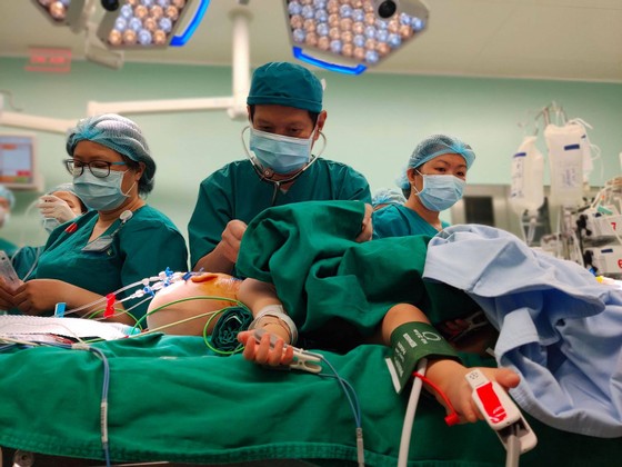 Trúc Nhi - Diệu Nhi được đưa ra khỏi phòng mổ ảnh 20 Trúc Nhi - Diệu Nhi được đưa ra khỏi phòng mổ ảnh 20