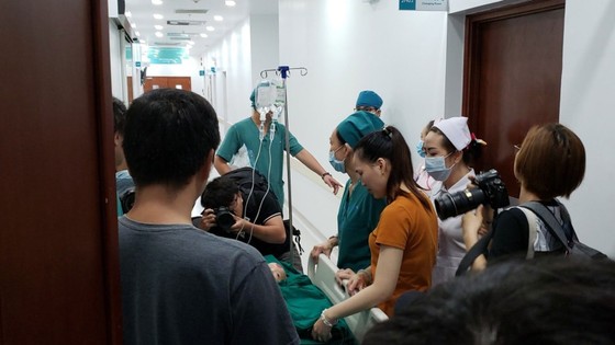 Trúc Nhi - Diệu Nhi được đưa ra khỏi phòng mổ ảnh 24 Trúc Nhi - Diệu Nhi được đưa ra khỏi phòng mổ ảnh 24