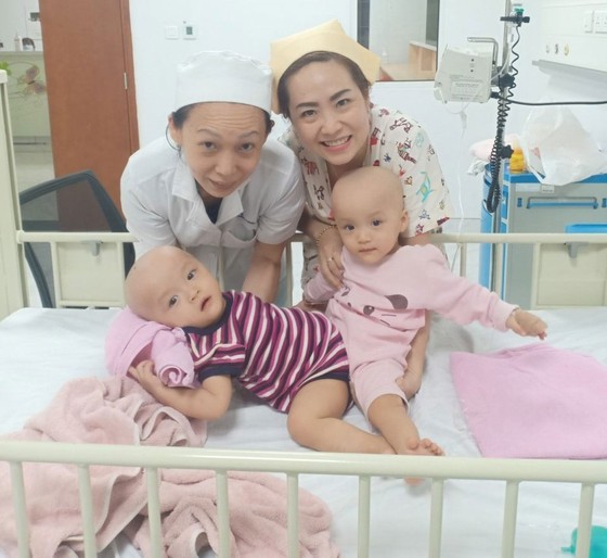 Trúc Nhi - Diệu Nhi được đưa ra khỏi phòng mổ ảnh 23 Trúc Nhi - Diệu Nhi được đưa ra khỏi phòng mổ ảnh 23