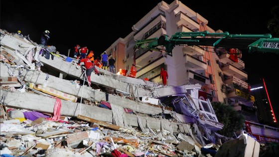 Ít nhất 23 người thiệt mạng, 800 người bị thương do động đất ở Thổ Nhĩ Kỳ và Hy Lạp ảnh 5 Ít nhất 22 người thiệt mạng do động đất ở Thổ Nhĩ Kỳ và Hy Lạp ảnh 5
