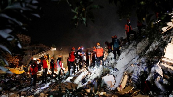 Ít nhất 23 người thiệt mạng, 800 người bị thương do động đất ở Thổ Nhĩ Kỳ và Hy Lạp ảnh 8 Ít nhất 22 người thiệt mạng do động đất ở Thổ Nhĩ Kỳ và Hy Lạp ảnh 8