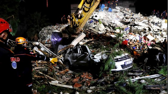 Ít nhất 23 người thiệt mạng, 800 người bị thương do động đất ở Thổ Nhĩ Kỳ và Hy Lạp ảnh 9 Ít nhất 22 người thiệt mạng do động đất ở Thổ Nhĩ Kỳ và Hy Lạp ảnh 9