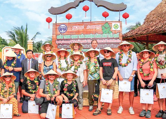 Đón những vị khách quốc tế “xông đất” ngày đầu năm ảnh 2 Đón những vị khách quốc tế “xông đất” ngày đầu năm ảnh 2