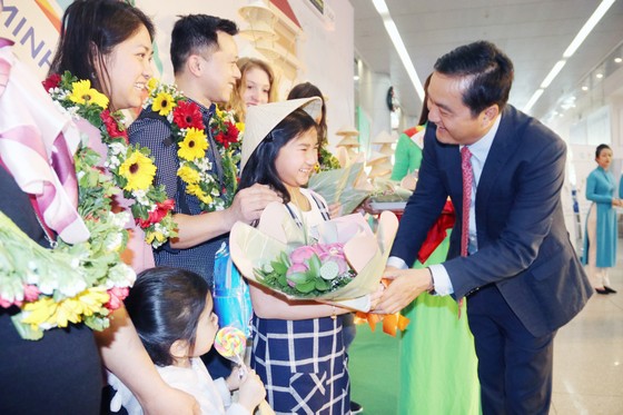 Đón những vị khách quốc tế “xông đất” ngày đầu năm ảnh 1 Đón những vị khách quốc tế “xông đất” ngày đầu năm ảnh 1