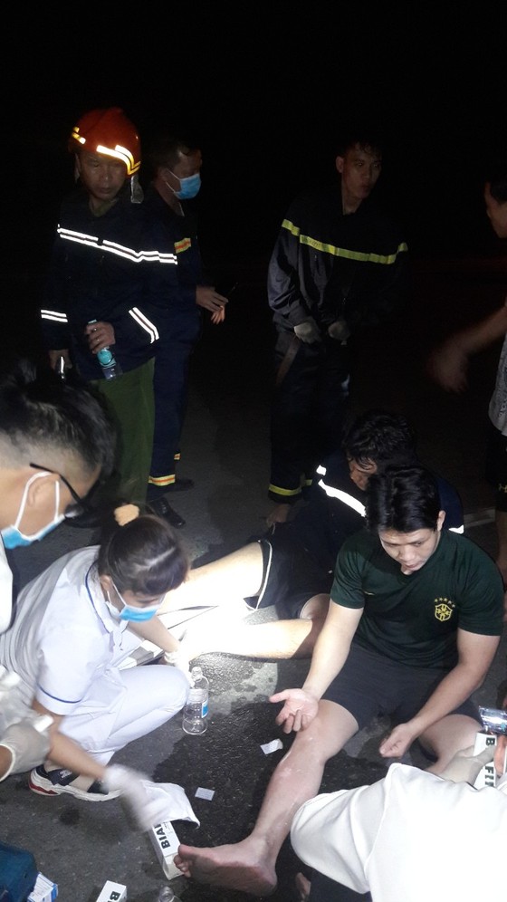 Chữa cháy ở Khu chế xuất Tân Thuận một số lính cứu hỏa bị thương ảnh 4 Một số lính cứu hoả bị thương khi chữa cháy ở Khu chế xuất Tân Thuận ảnh 4