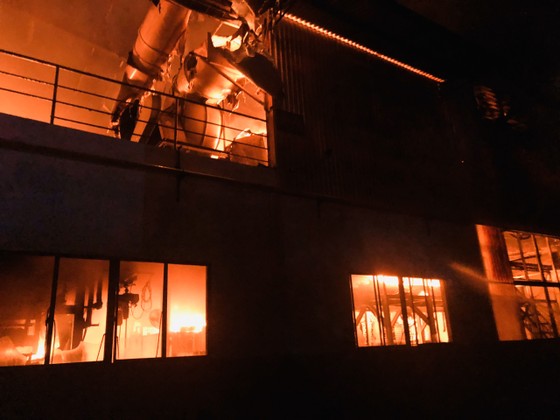 Chữa cháy ở Khu chế xuất Tân Thuận một số lính cứu hỏa bị thương ảnh 1 Một số lính cứu hoả bị thương khi chữa cháy ở Khu chế xuất Tân Thuận ảnh 1