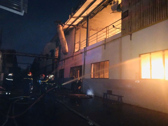 Một số lính cứu hoả bị thương khi chữa cháy ở Khu chế xuất Tân Thuận ảnh 3