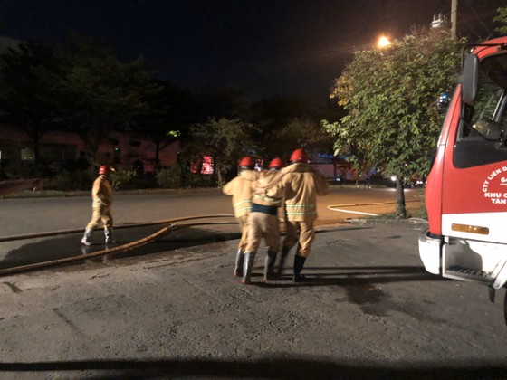 Chữa cháy ở Khu chế xuất Tân Thuận một số lính cứu hỏa bị thương ảnh 5 Một số lính cứu hoả bị thương khi chữa cháy ở Khu chế xuất Tân Thuận ảnh 5