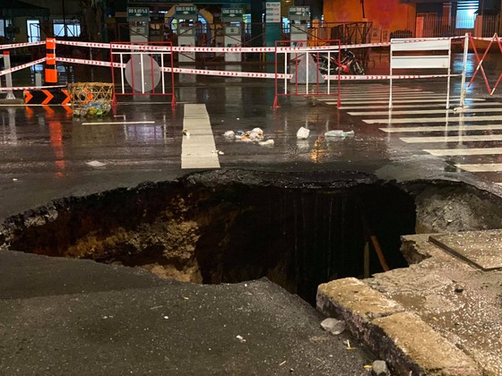 “Hố tử thần” xuất hiện trên đường tại quận Gò Vấp ảnh 3 “Hố tử thần” xuất hiện trên đường phố sau cơn mưa lớn ở quận Gò Vấp ảnh 3