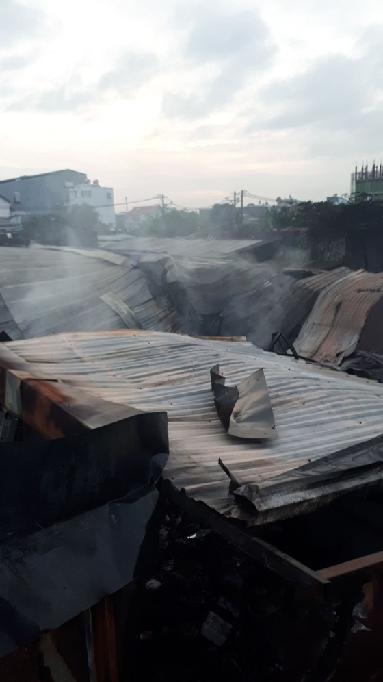 Nhiều nhà dân và hơn 10 phòng trọ ở quận 9 bị lửa thiêu rụi ảnh 1