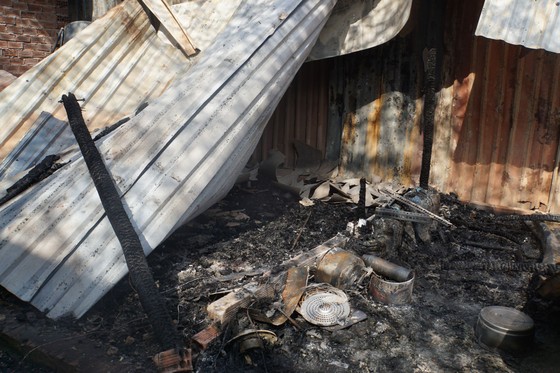 Nhiều nhà dân và hơn 10 phòng trọ ở quận 9 bị lửa thiêu rụi ảnh 3