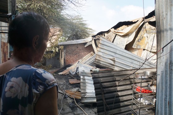 Nhiều nhà dân và hơn 10 phòng trọ ở quận 9 bị lửa thiêu rụi ảnh 5