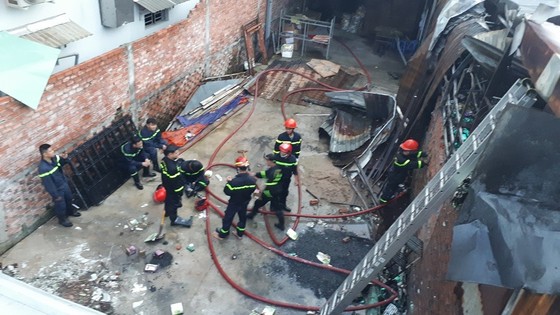 Nhiều nhà dân và hơn 10 phòng trọ ở quận 9 bị lửa thiêu rụi ảnh 8