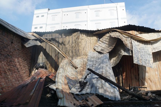 Nhiều nhà dân và hơn 10 phòng trọ ở quận 9 bị lửa thiêu rụi ảnh 7