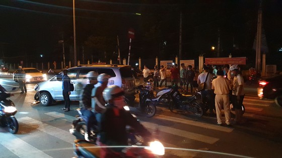 Xe ô tô “điên” tông nhiều xe máy khiến nhiều người bị thương ảnh 3 Xe ô tô “điên” tông nhiều xe máy khiến nhiều người bị thương ở quận Thủ Đức ảnh 2