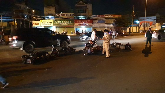 Xe ô tô “điên” tông nhiều xe máy khiến nhiều người bị thương ảnh 10 Xe ô tô “điên” tông nhiều xe máy khiến nhiều người bị thương ở quận Thủ Đức ảnh 9
