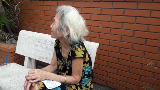 Giải cứu 2 người mắc kẹt trong vụ cháy căn hộ chung cư cũ tại quận 1 ảnh 7 Giải cứu 2 người mắc kẹt trong vụ cháy căn hộ chung cư cũ ở quận 1 ảnh 6