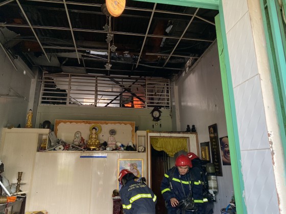 Giải cứu 2 người mắc kẹt trong vụ cháy căn hộ chung cư cũ ở quận 1 ảnh 2
