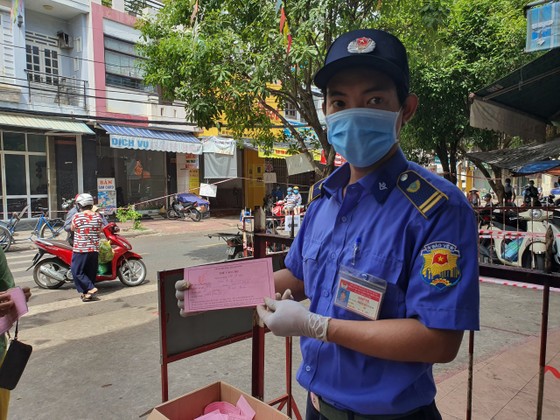 Đà Nẵng: Ngày đầu đi chợ bằng thẻ theo ngày chẵn lẻ ảnh 5 Đà Nẵng: Ngày đầu đi chợ bằng thẻ theo ngày chẵn lẻ ảnh 5
