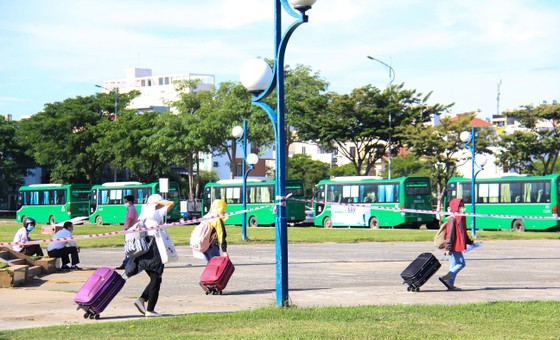 Hơn 700 người Quảng Ngãi kẹt ở "tâm dịch" Đà Nẵng được về quê ảnh 12 Đưa hơn 700 người Quảng Ngãi tại Đà Nẵng về quê ảnh 11