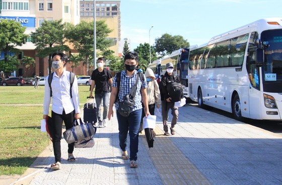 Hơn 700 người Quảng Ngãi kẹt ở "tâm dịch" Đà Nẵng được về quê ảnh 9 Đưa hơn 700 người Quảng Ngãi tại Đà Nẵng về quê ảnh 8