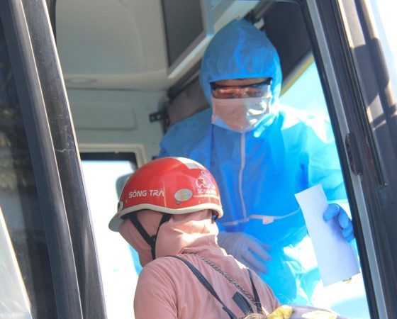 Hơn 700 người Quảng Ngãi kẹt ở "tâm dịch" Đà Nẵng được về quê ảnh 21 Đưa hơn 700 người Quảng Ngãi tại Đà Nẵng về quê ảnh 20