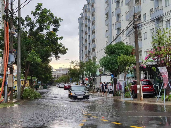 Bão số 5 gây lốc xoáy và mưa lớn nhiều nơi ảnh 23