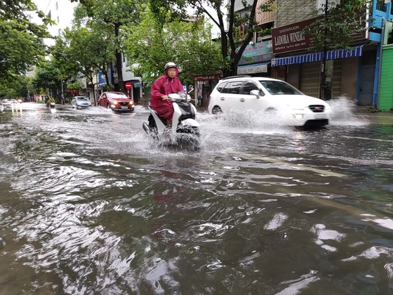 Bão số 5 gây lốc xoáy và mưa lớn nhiều nơi ảnh 16