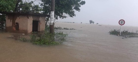 Mưa lớn trên diện rộng, người dân Quảng Bình chạy lũ ảnh 2 Mưa lớn trên diện rộng, người dân Quảng Bình chạy lũ ảnh 1