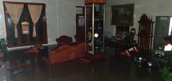 Quảng Bình: Giải cứu 20 người trong xe khách bị lũ cuốn trôi ảnh 3 Quảng Bình: Giải cứu 20 người trong xe khách bị lũ cuốn trôi, 100.000 ngôi nhà ngập sâu ảnh 3