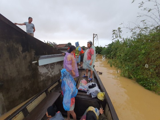Quảng Bình: Giải cứu 20 người trong xe khách bị lũ cuốn trôi ảnh 11 Quảng Bình: Giải cứu 20 người trong xe khách bị lũ cuốn trôi, 100.000 ngôi nhà ngập sâu ảnh 11
