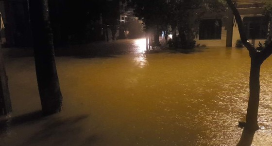 Quảng Bình: Giải cứu 20 người trong xe khách bị lũ cuốn trôi ảnh 2 Quảng Bình: Giải cứu 20 người trong xe khách bị lũ cuốn trôi, 100.000 ngôi nhà ngập sâu ảnh 2