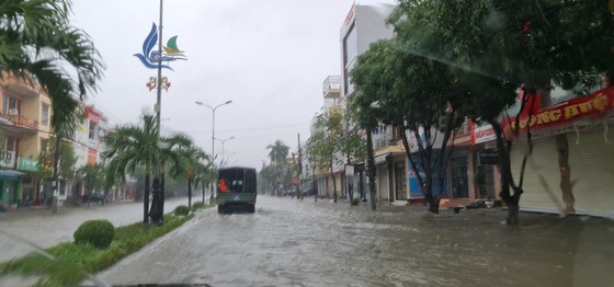 Quảng Bình: Còn hơn 95.000 nhà dân chìm trong biển nước ảnh 4