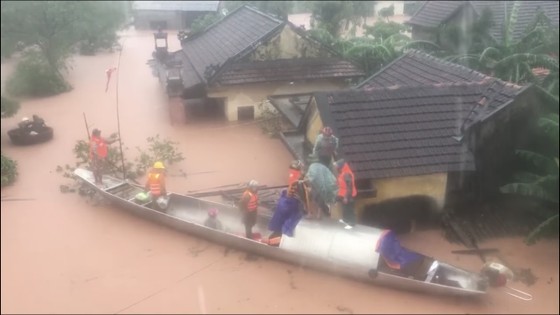 Quảng Bình: Còn hơn 95.000 nhà dân chìm trong biển nước ảnh 12