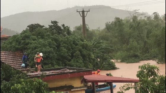 Quảng Bình: Còn hơn 95.000 nhà dân chìm trong biển nước ảnh 11