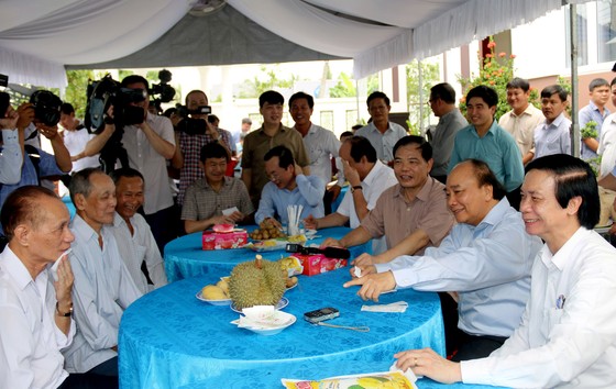 Thủ tướng Chính phủ Nguyễn Xuân Phúc khảo sát vùng chuyên canh sầu riêng tại Tiền Giang ảnh 2
