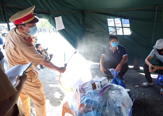 Ra quân chốt chặn kiểm tra thân nhiệt phòng chống dịch Covid-19 ảnh 12