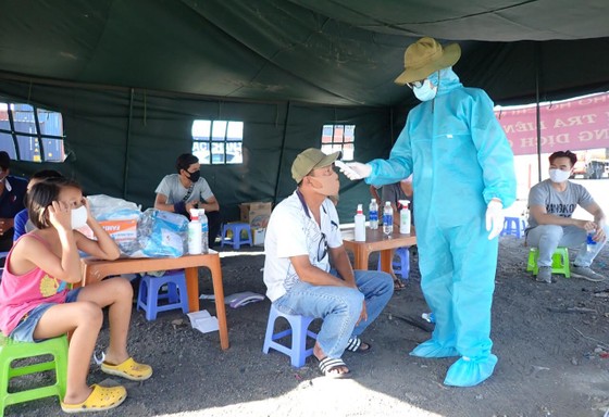 Ra quân chốt chặn kiểm tra thân nhiệt phòng chống dịch Covid-19 ảnh 13