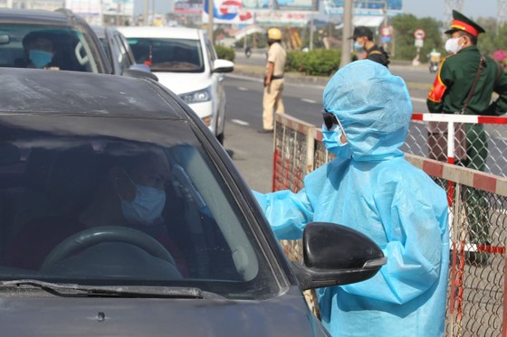 Ra quân chốt chặn kiểm tra thân nhiệt phòng chống dịch Covid-19 ảnh 7