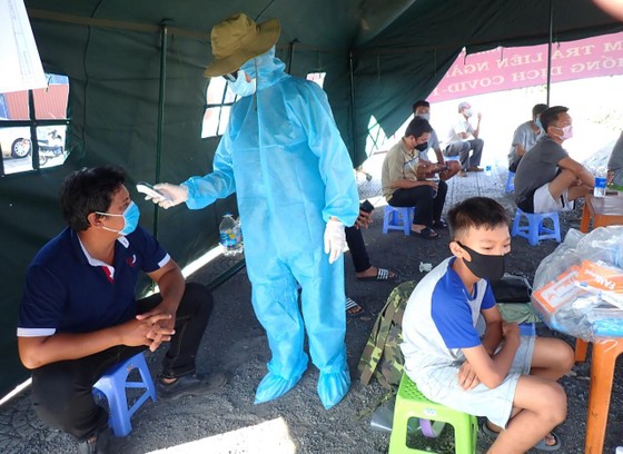 Ra quân chốt chặn kiểm tra thân nhiệt phòng chống dịch Covid-19 ảnh 14