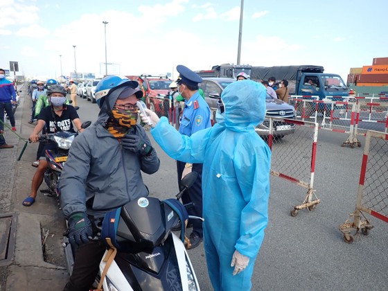 Ra quân chốt chặn kiểm tra thân nhiệt phòng chống dịch Covid-19 ảnh 5